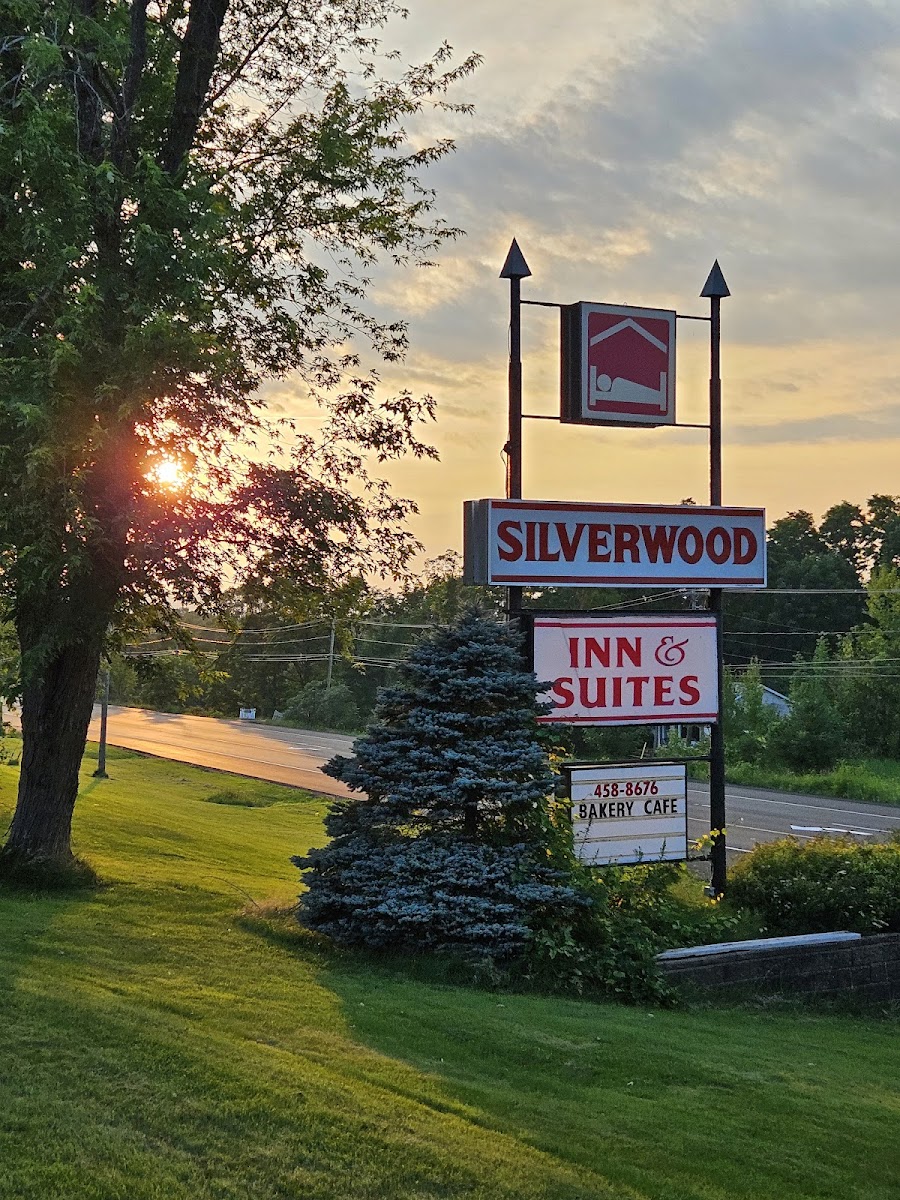 Silverwood Inn & Suites